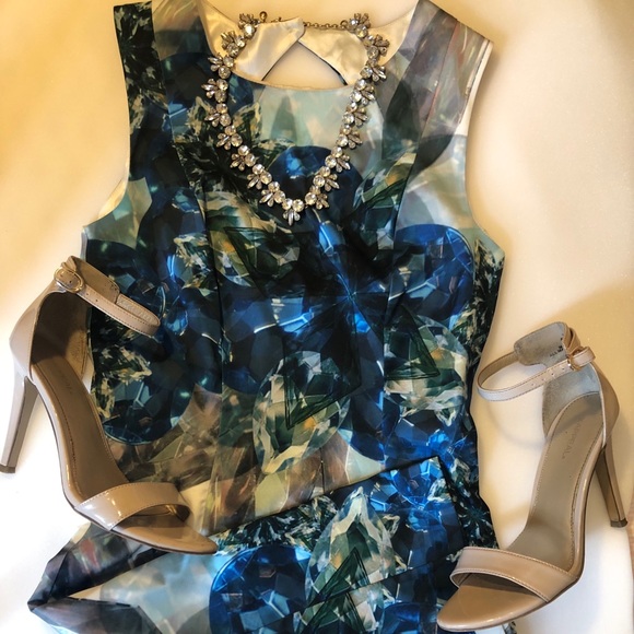 Multi-colored print polyester dress with open back - Picture 2 of 5